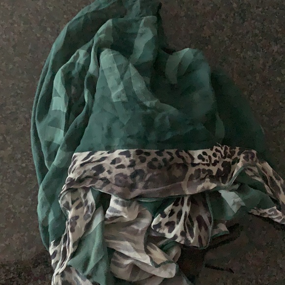 Beautiful Roberto Cavalli leopard print silk shawl - Picture 8 of 8